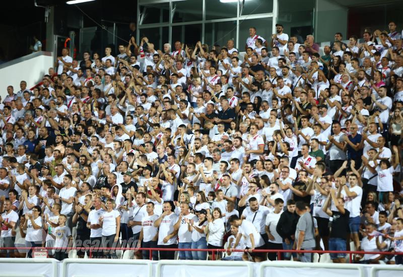 FOTO | Pun stadion Zrinjskog: Navijači traže pobjedu protiv LASK-a